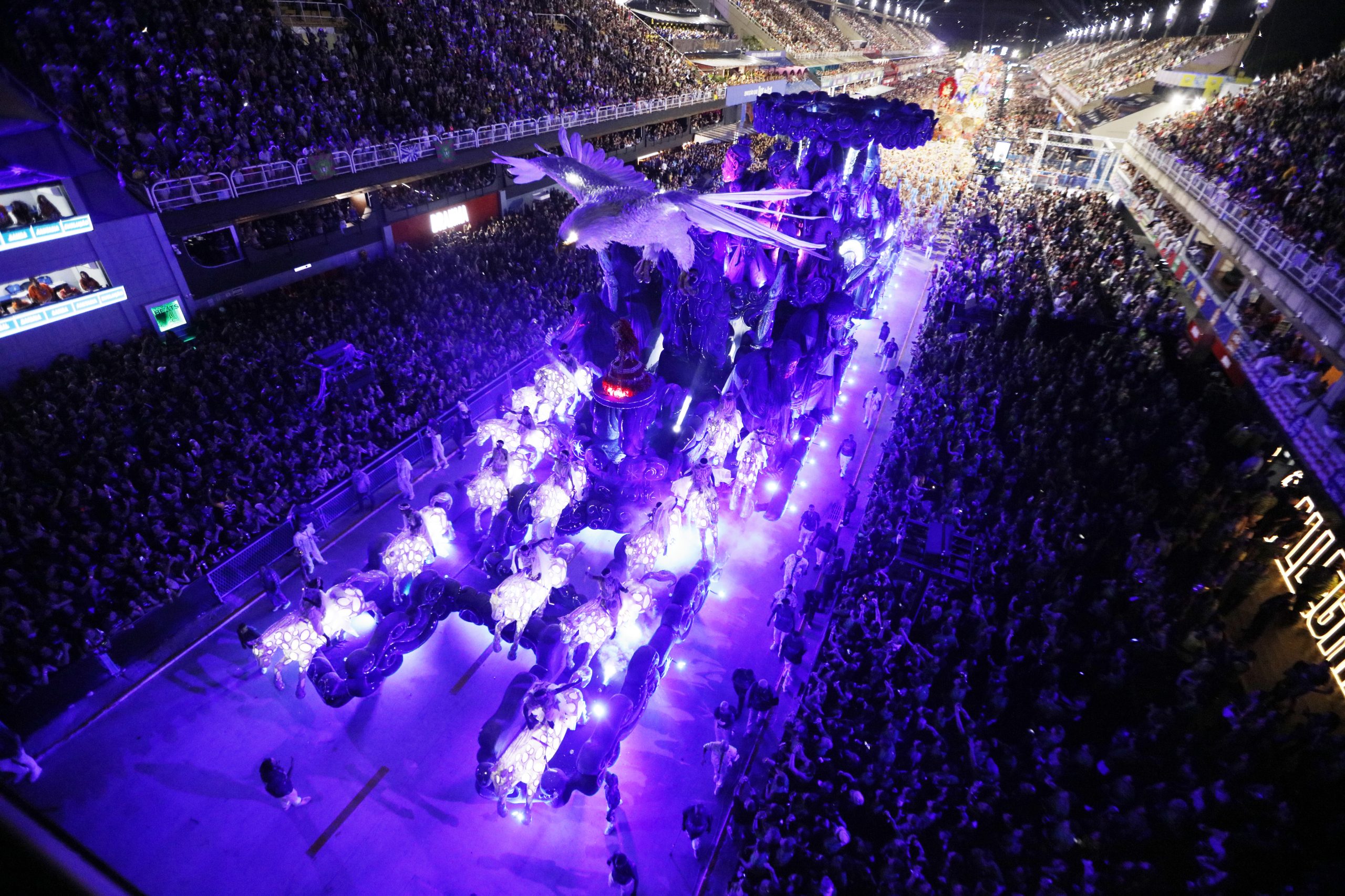Iluminação cênica transforma o Sambódromo e se firma após o Carnaval 2026
