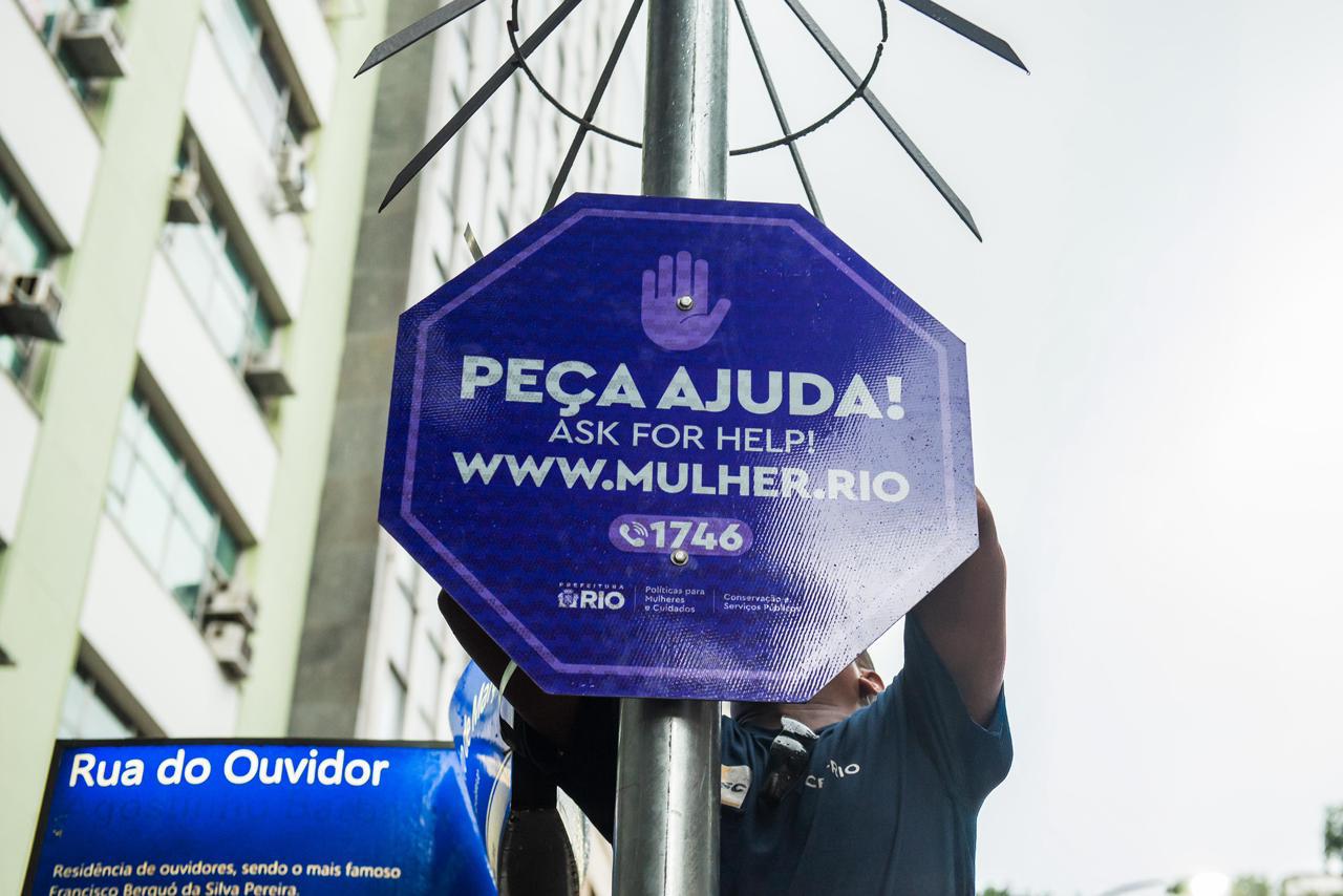 Rio de Janeiro: prefeitura intensifica proteção para mulheres no Carnaval com placas ‘Peça Ajuda’