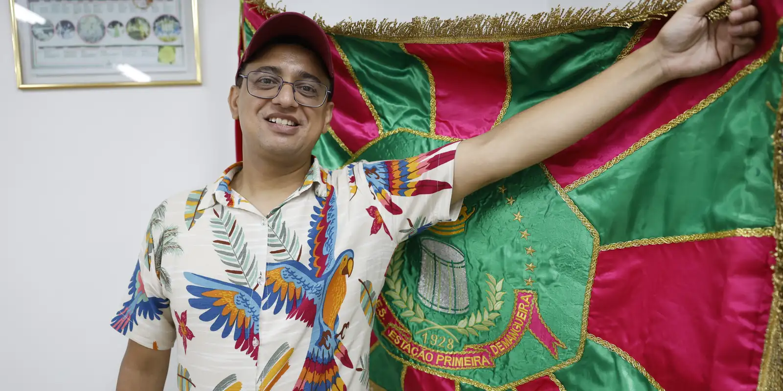 Mangueira levará a Amazônia negra e Mestre Sacaca para a Sapucaí em 2026
