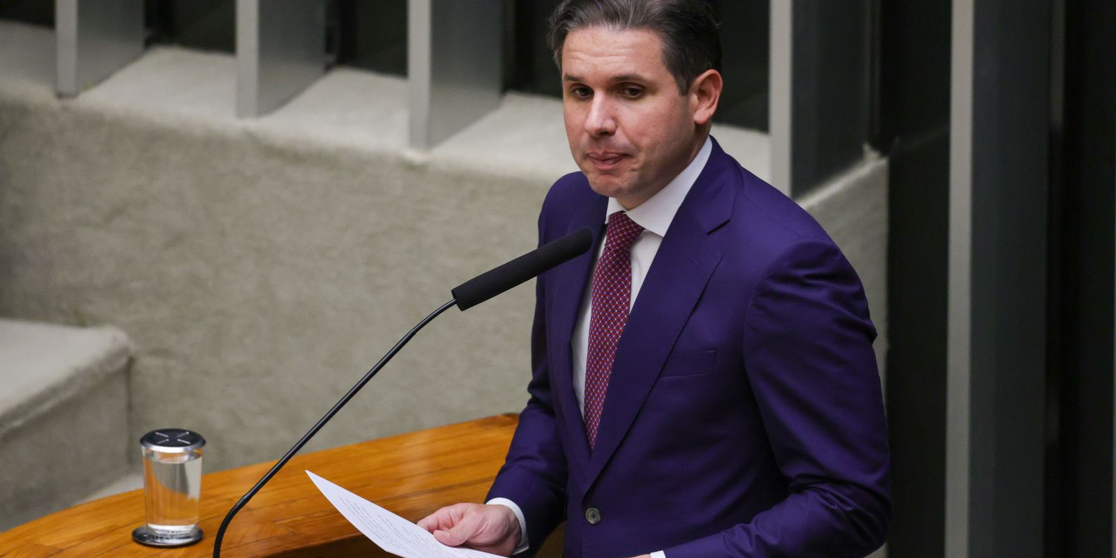 Hugo Motta promete fim da escala 6×1 e regulação para trabalhadores de aplicativos
