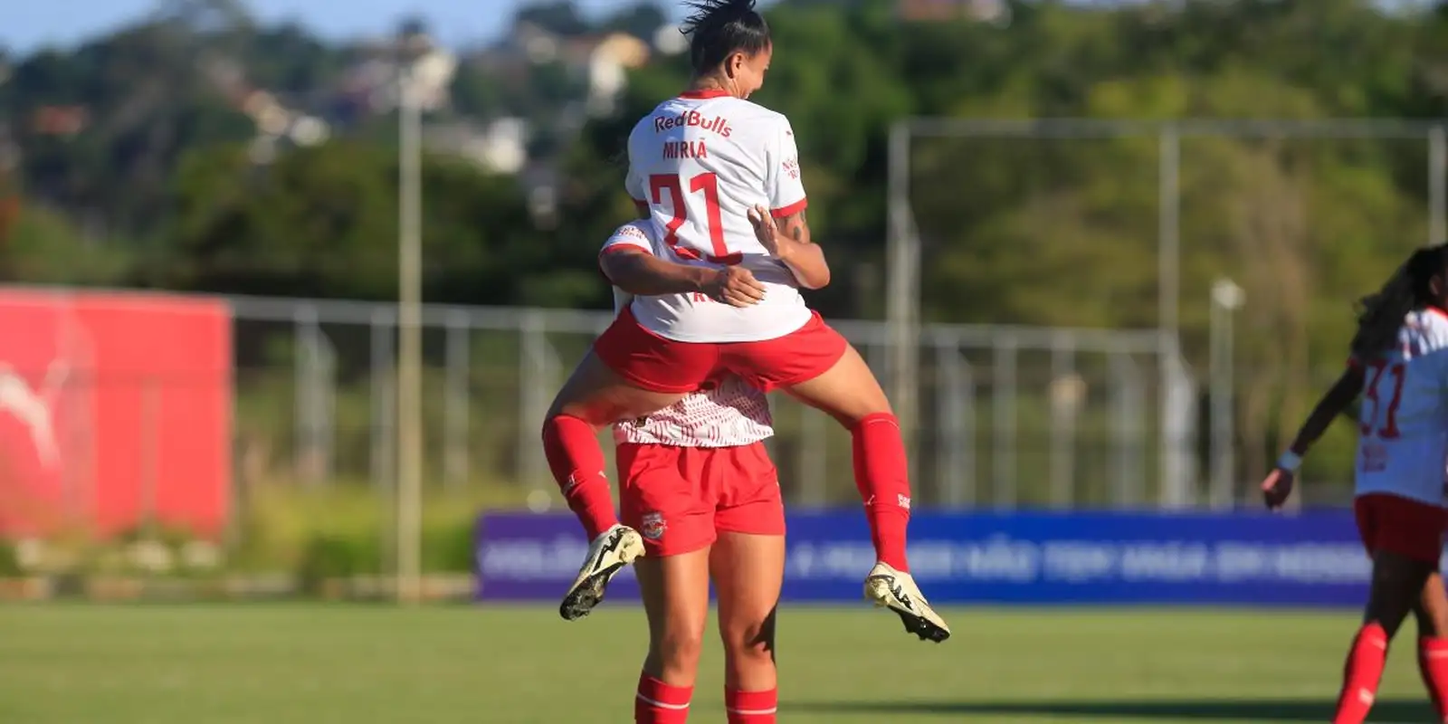 Duelo de líderes! Flamengo e Red Bull Bragantino se enfrentam ao vivo na TV Brasil