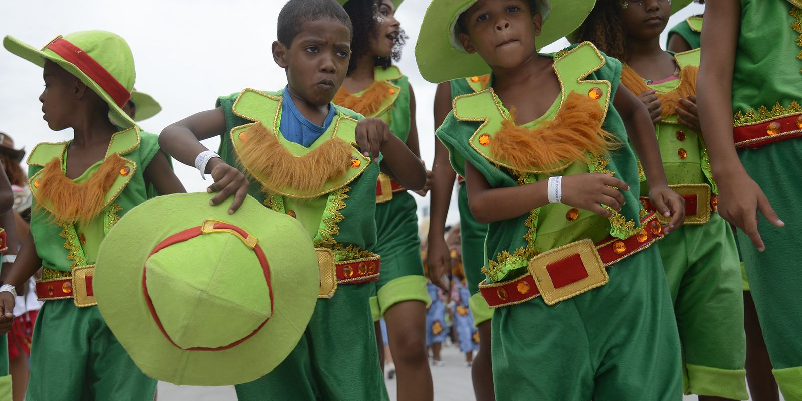 A nova geração do samba toma a Sapucaí: 12 escolas mirins desfilam nesta sexta-feira