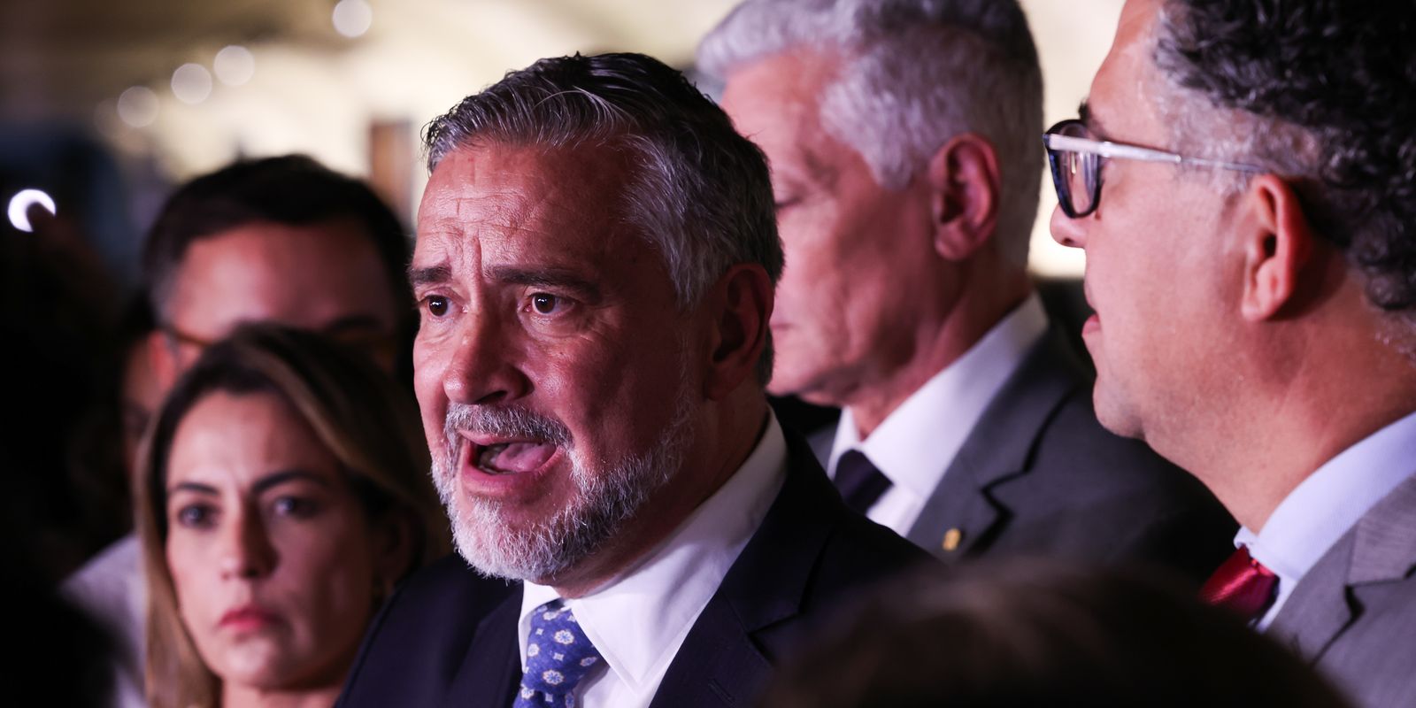 Base governista pede indiciamento de Bolsonaro e Flávio na CPMI do INSS por fraude