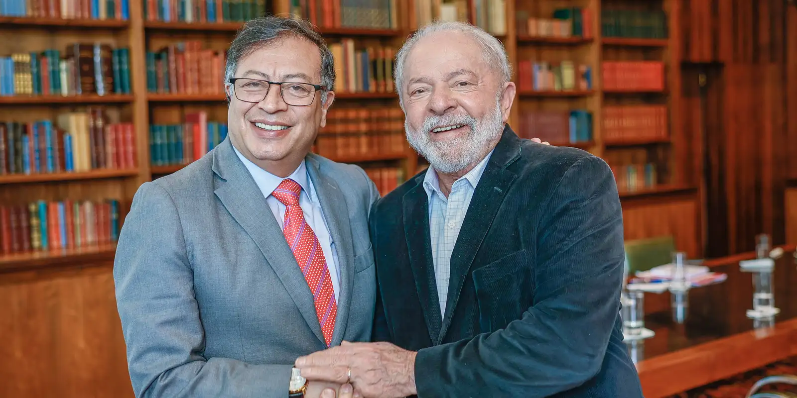 Lula e Petro confirmam presença em cúpula global sobre democracia em Barcelona