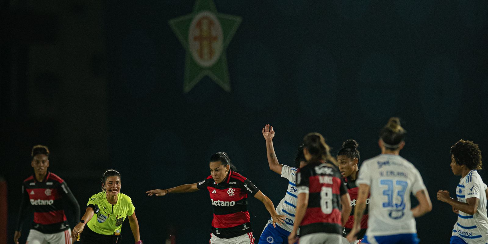 Empate dramático entre Flamengo e Cruzeiro agita a liderança do Brasileirão Feminino