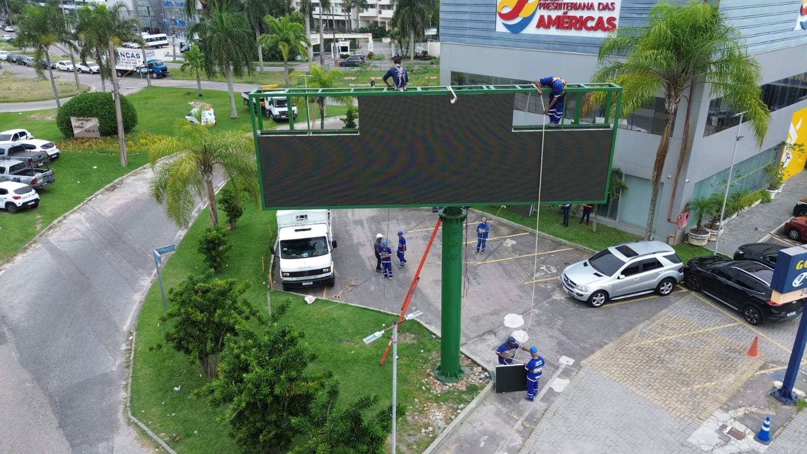 Operação da Seop remove painel de publicidade irregular na Barra da Tijuca
