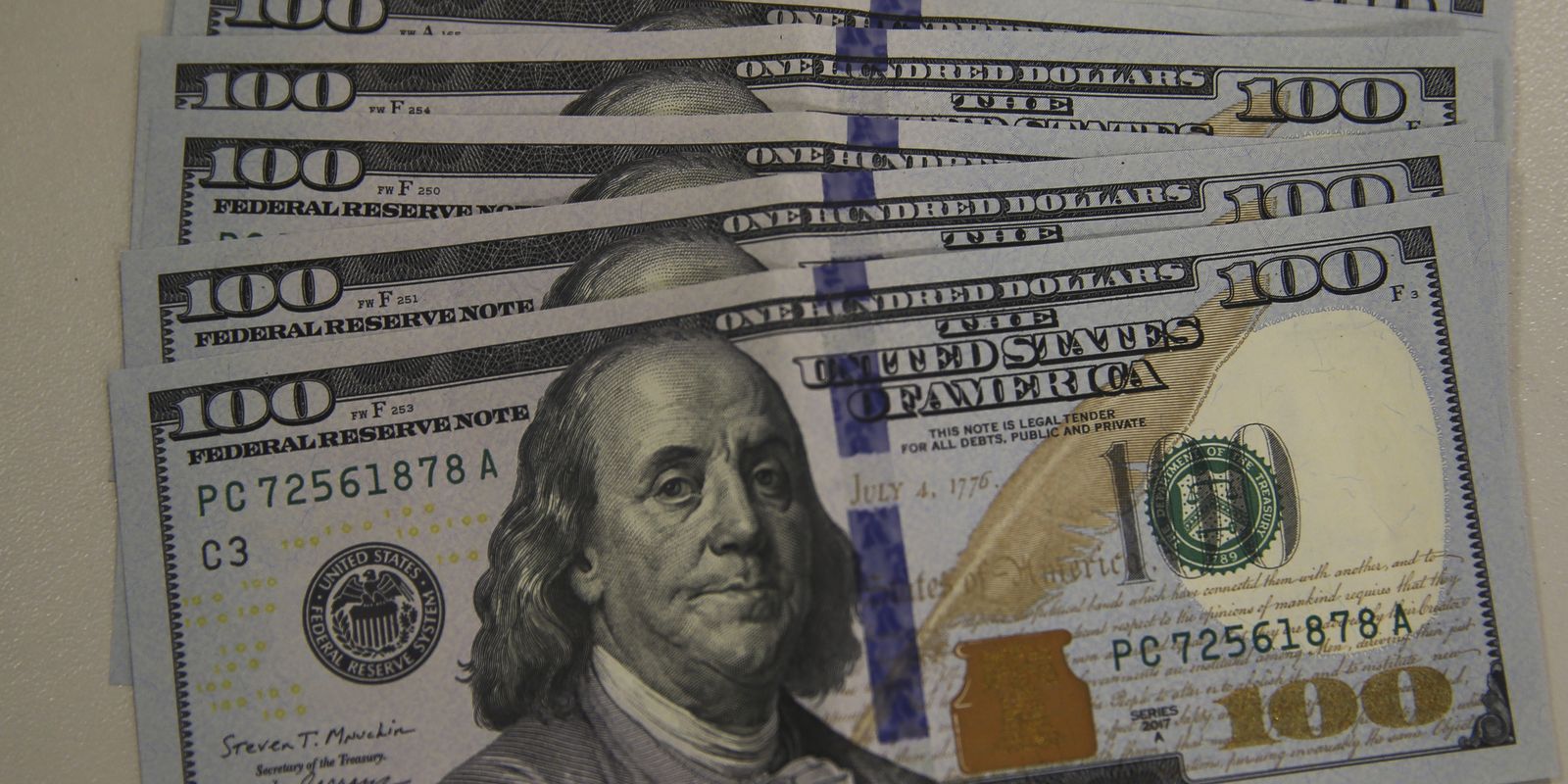Dólar recua para R$ 5,24 e bolsa sofre pior semana desde 2022