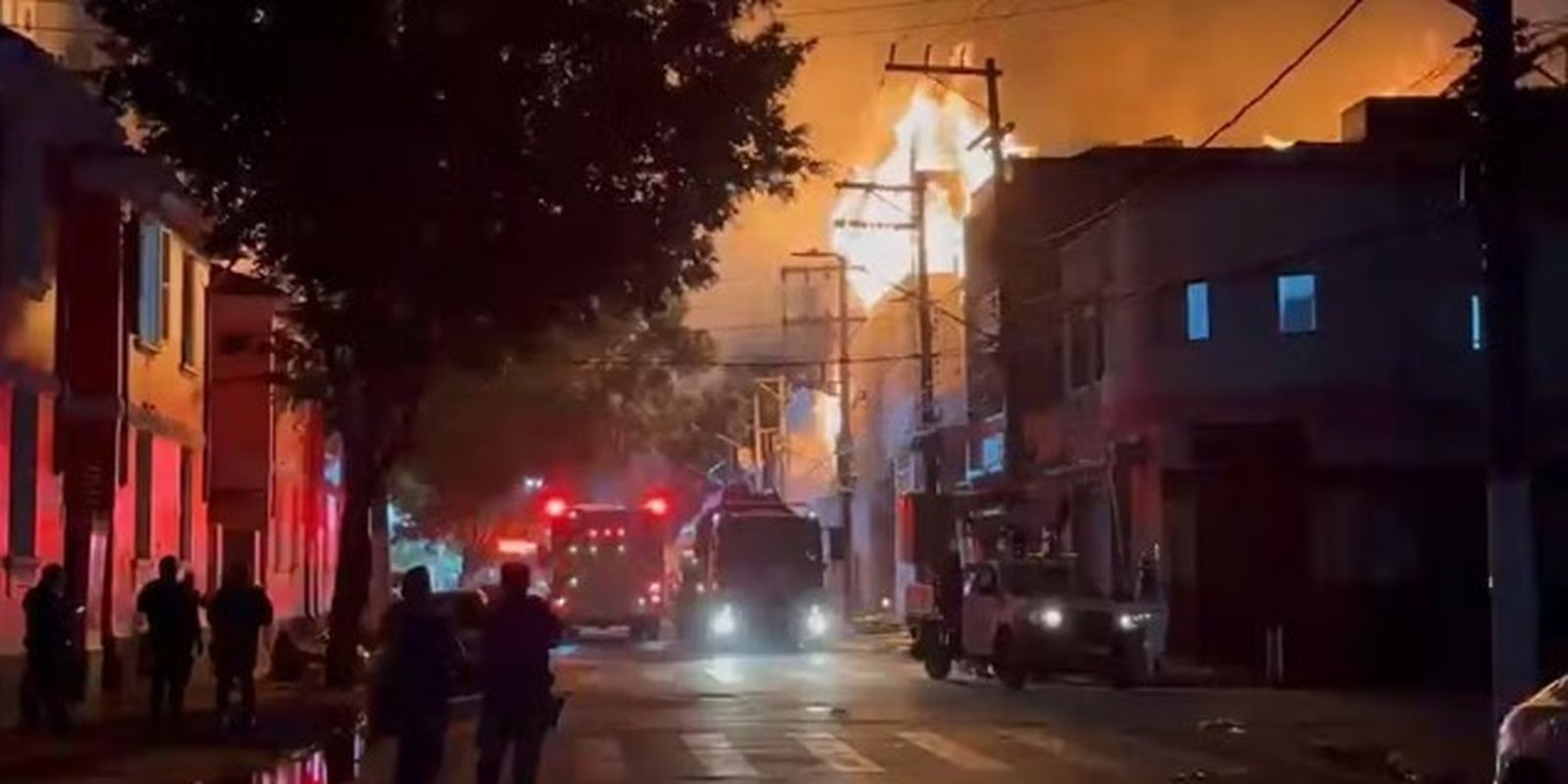 Incêndio gigante no Brás: fogo consome fábrica em São Paulo e mobiliza dezenas de bombeiros