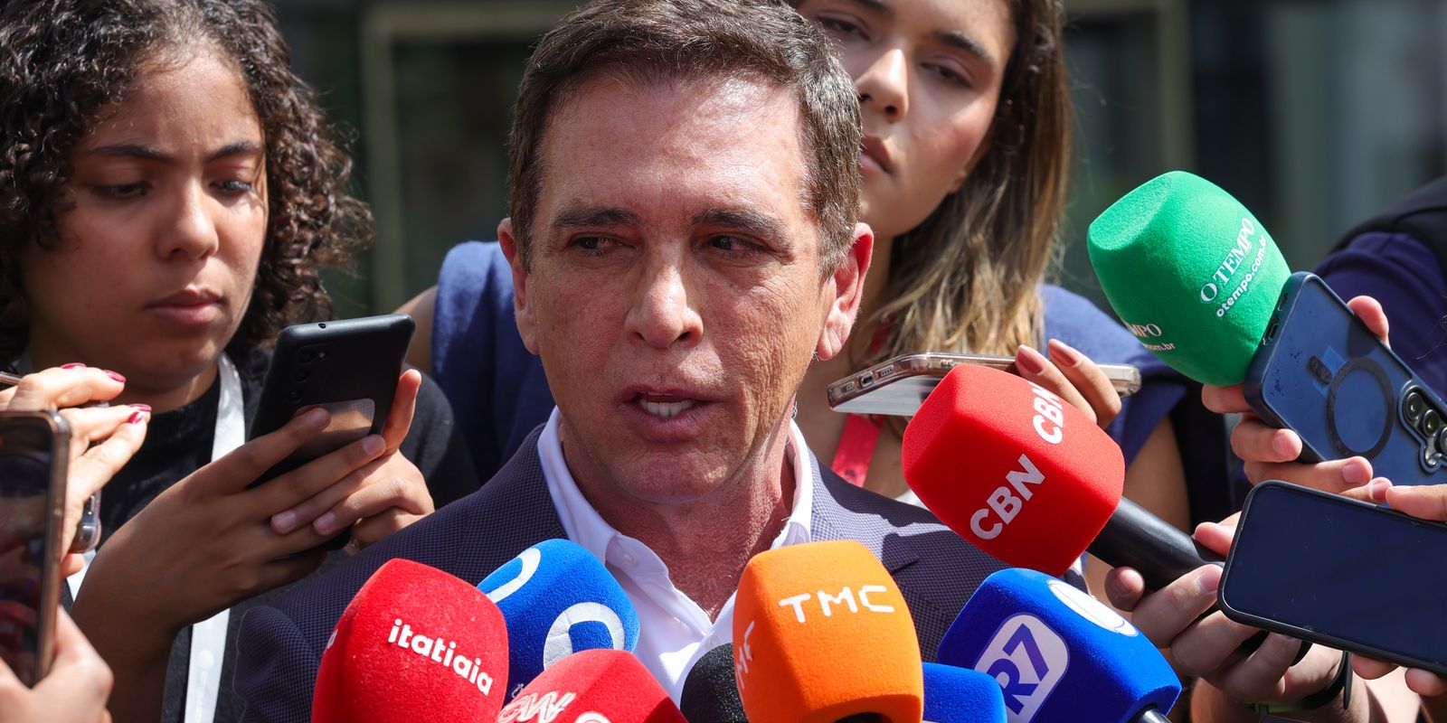 Bolsonaro recebe alta do hospital e vai para prisão domiciliar
