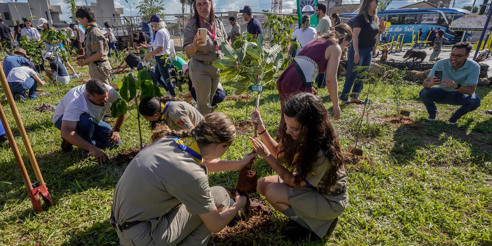 Centenas de participantes da COP15 no Brasil plantam bosque e criam legado ambiental