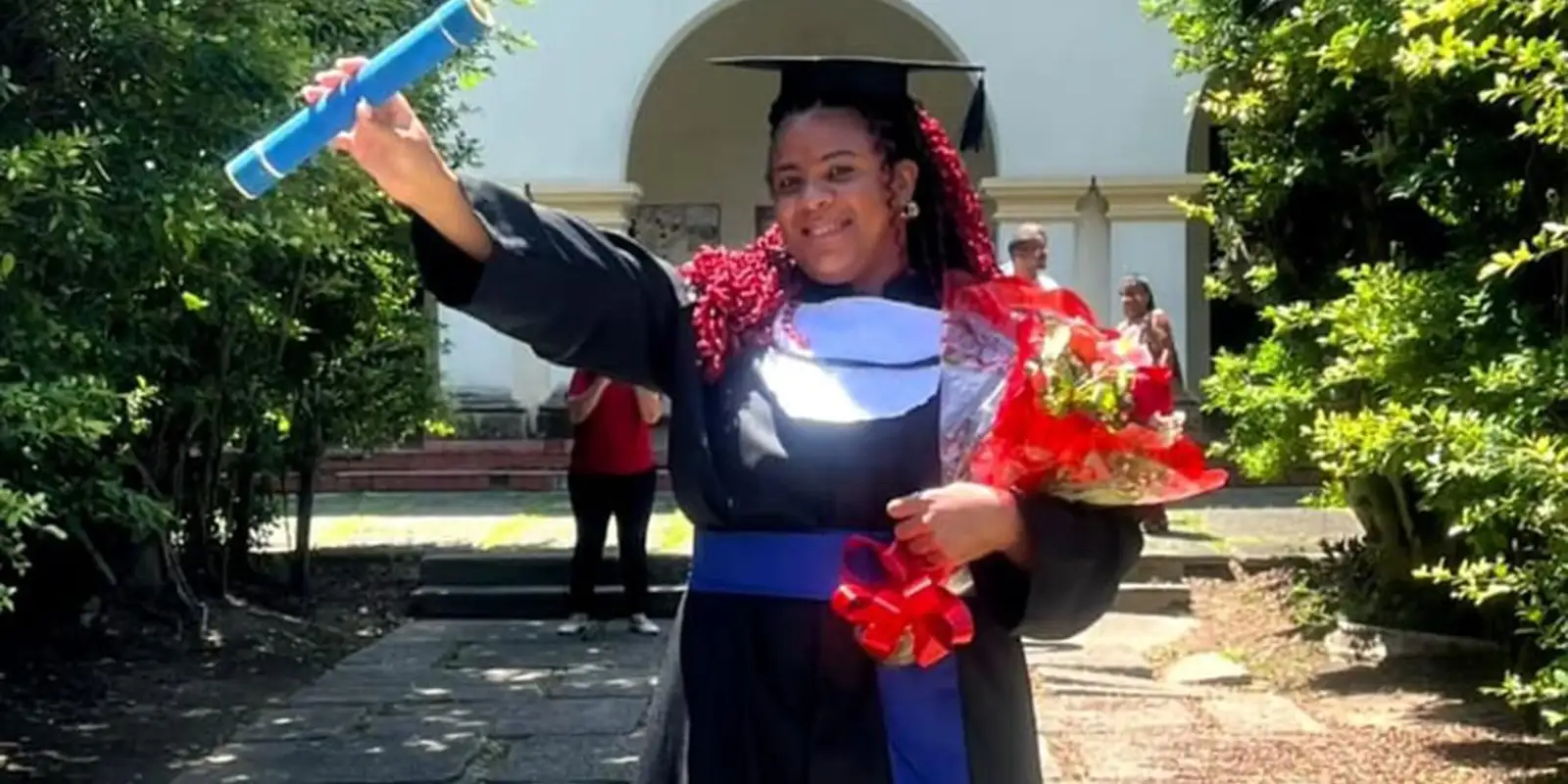 Mulher trans conquista vaga na universidade 25 anos após violências escolares