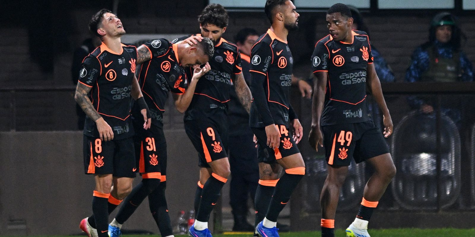 Corinthians vence Platense na Libertadores em estreia de Diniz e já lidera grupo