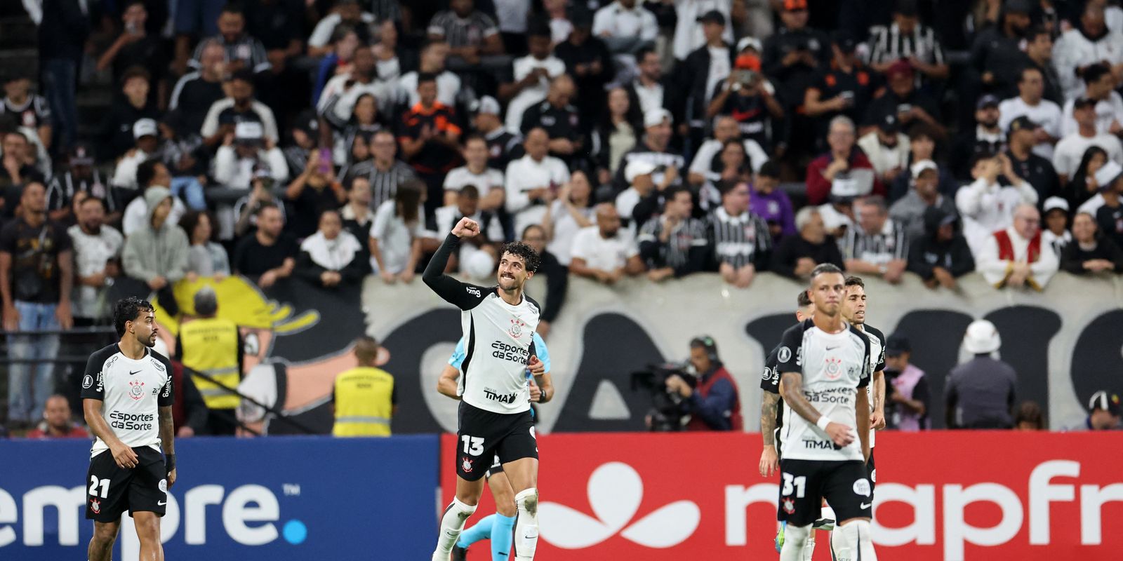 Corinthians vence Santa Fe e mantém campanha impecável na Libertadores