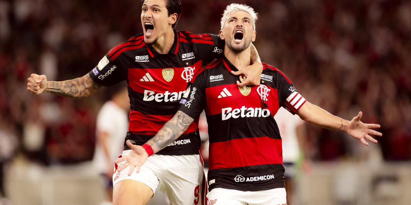Flamengo vence Vitória por 2 a 1 e larga em vantagem na Copa do Brasil