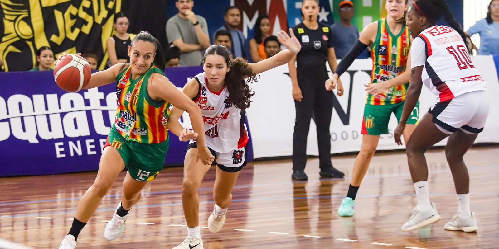 Sampaio Basquete atropela Sesi Araraquara e assume liderança isolada na LBF