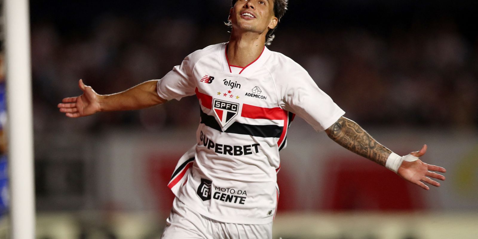 Ferreira faz hat-trick e São Paulo goleia Cruzeiro por 4 a 1 no Brasileirão