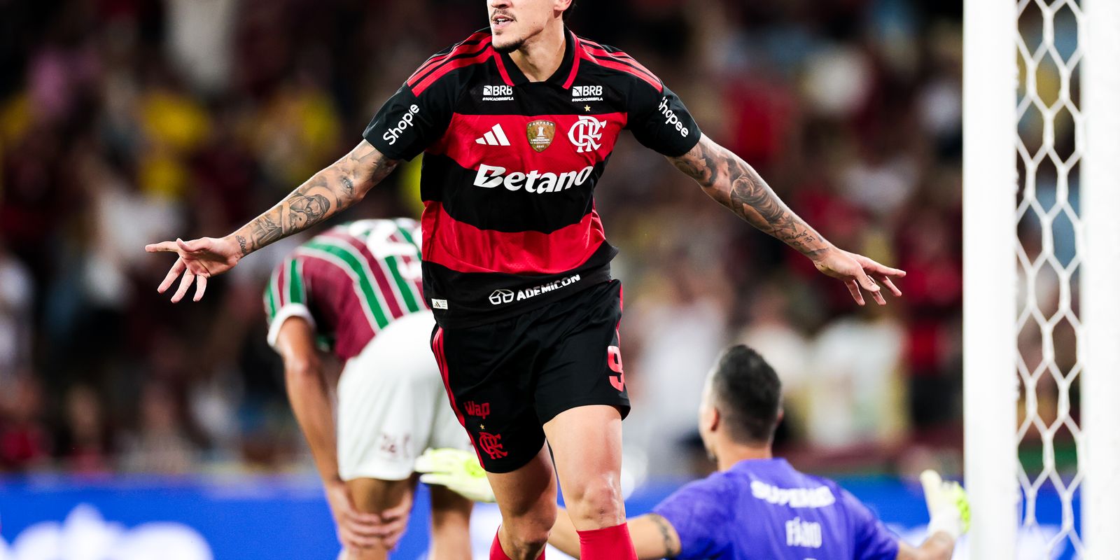 Com show de Pedro, Flamengo vence o Fluminense e agita o Brasileirão