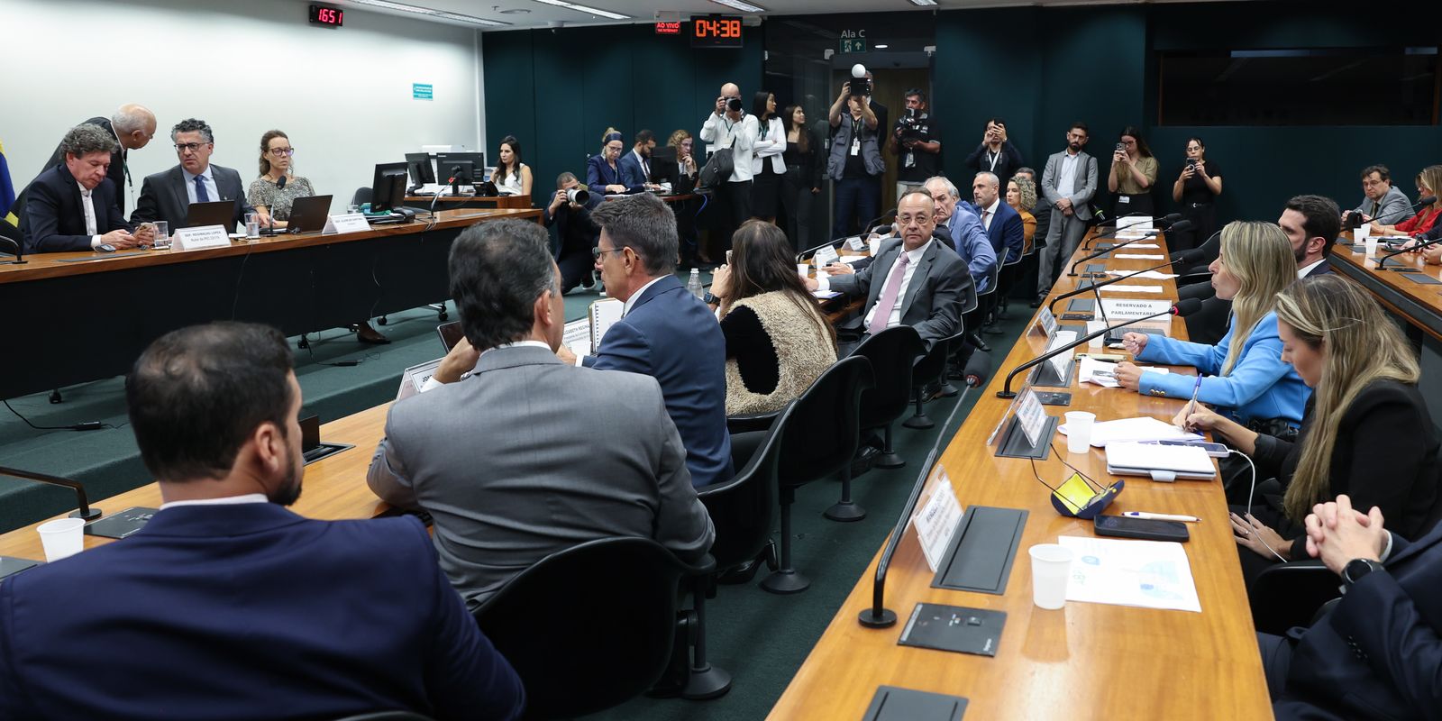 Votação da PEC do fim da escala 6×1 é adiada; nova data definida