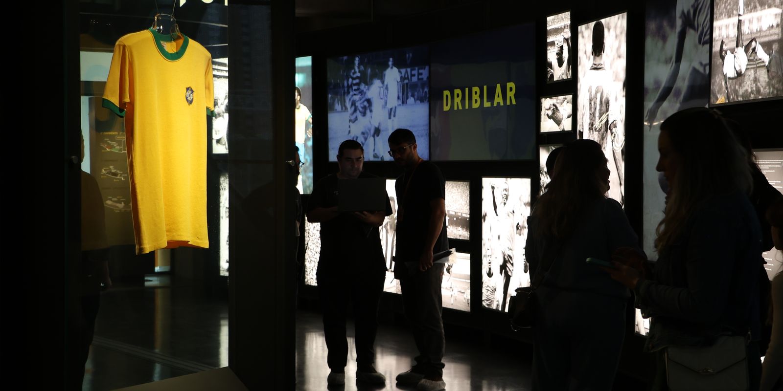 Museu do Futebol lança exposição ‘Amarelinha’ com camisas históricas da seleção e a relíquia de Pelé
