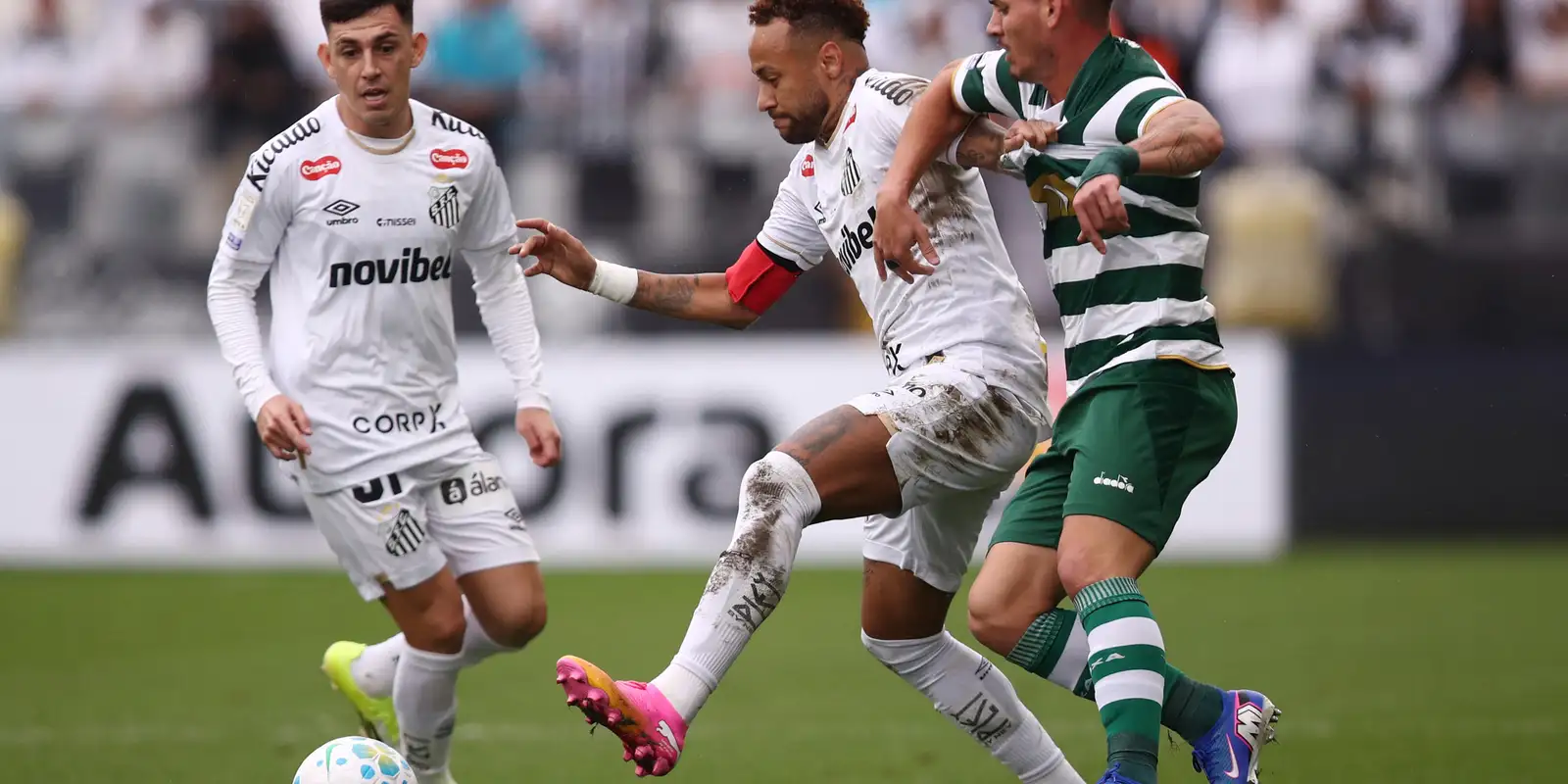 Coritiba estraga a festa de Neymar e goleia o Santos por 3 a 0 no Brasileirão