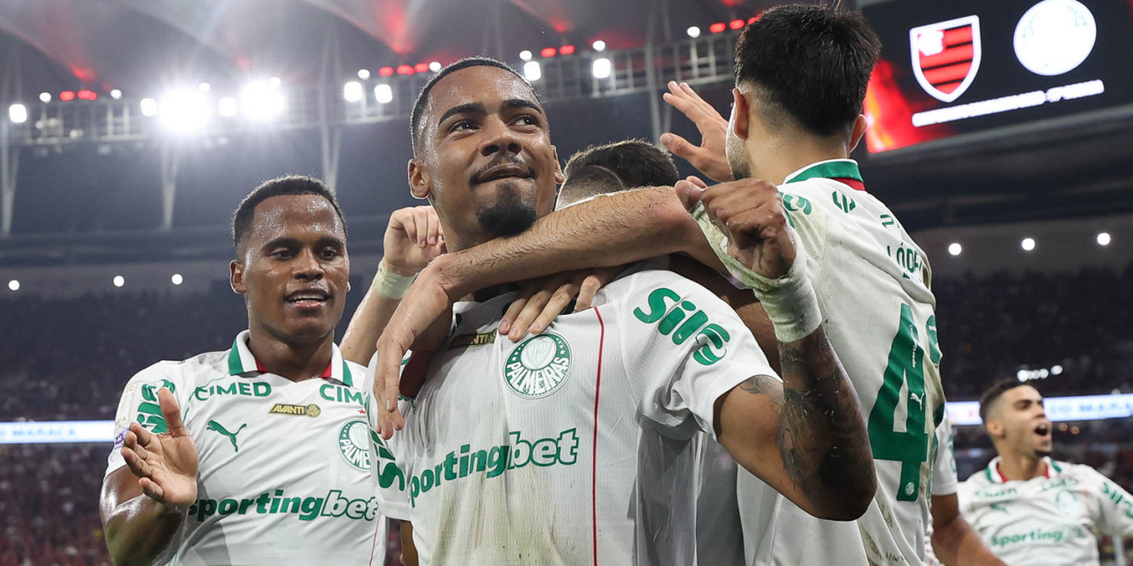 Aproveitando expulsão, Palmeiras goleia Flamengo no Maracanã e dispara na liderança do Brasileiro