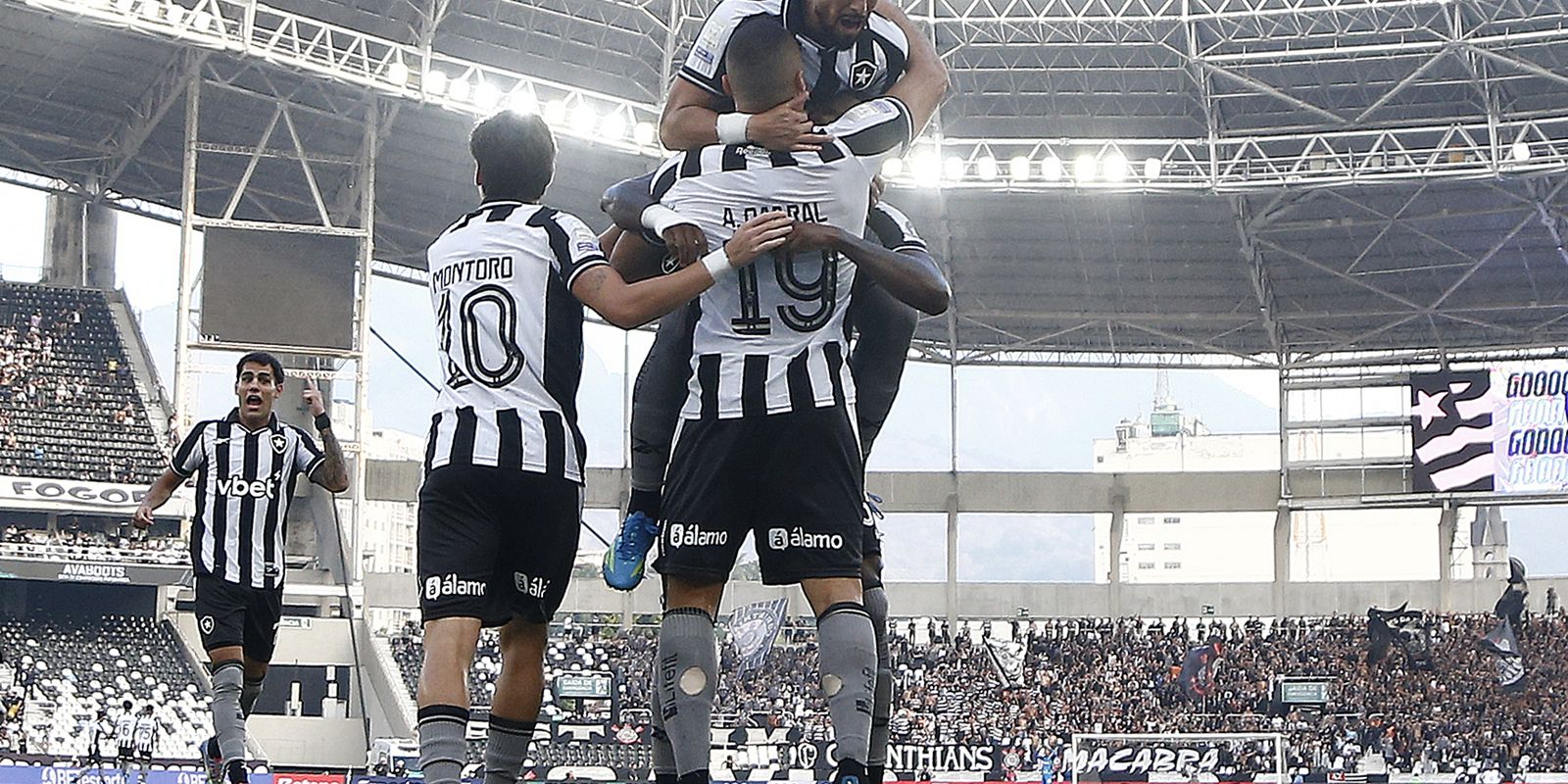 Arthur Cabral brilha: Botafogo vence Corinthians e se aproxima da Libertadores