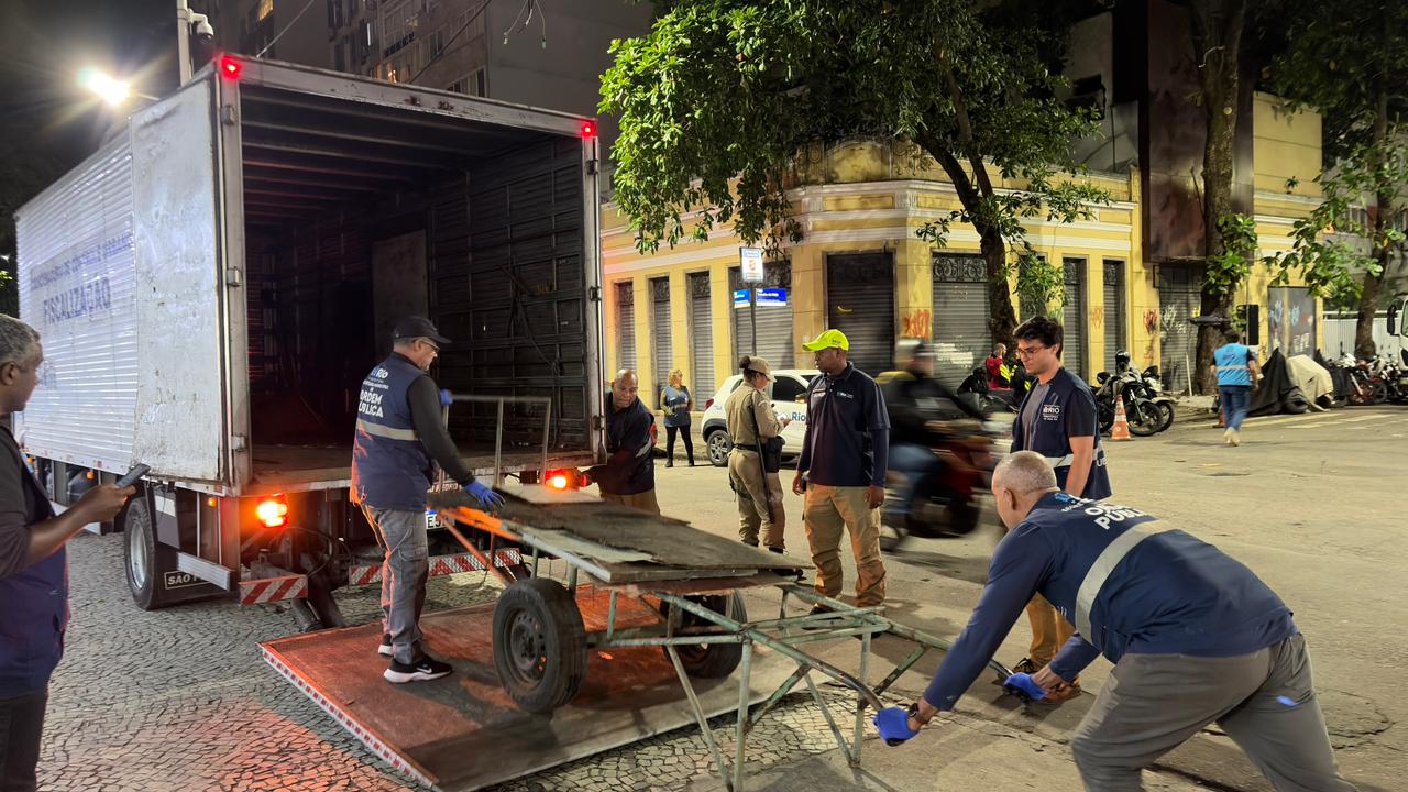 Ipanema: ação noturna remove uma tonelada de entulho e apreende estruturas ilegais