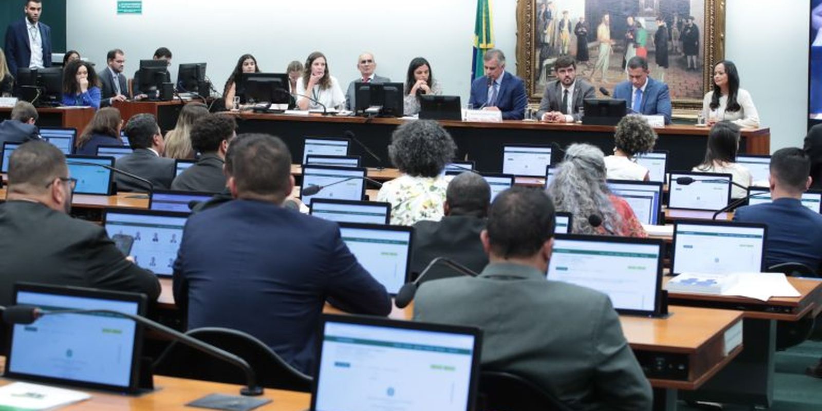 CCJ da Câmara adia votação de PEC que pode reduzir maioridade penal para 16 anos