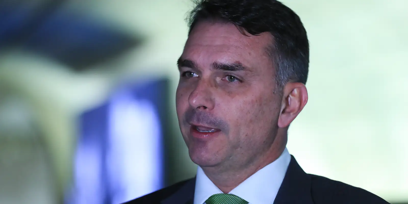 Deputados pedem CPI para investigar R$ 134 milhões em filme de Flávio Bolsonaro e banqueiro preso