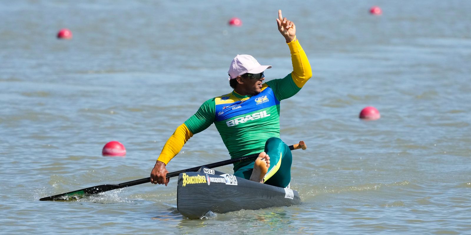 Brasil conquista ouro duplo na Copa do Mundo de canoagem e paracanoagem com Isaquias Queiroz e Fernando Rufino