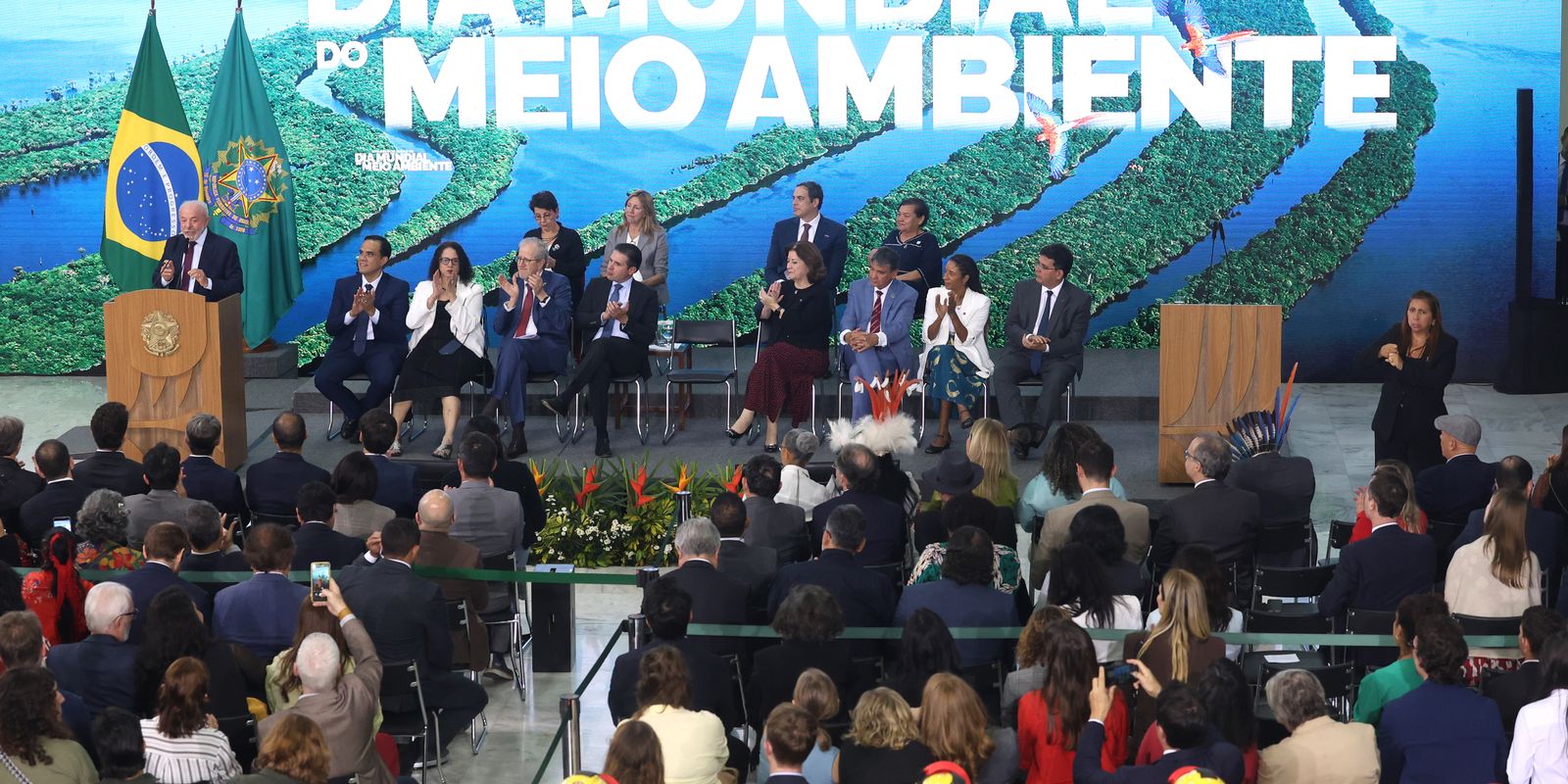 Governo Lula anuncia pacote bilionário e amplia proteção ambiental no Brasil