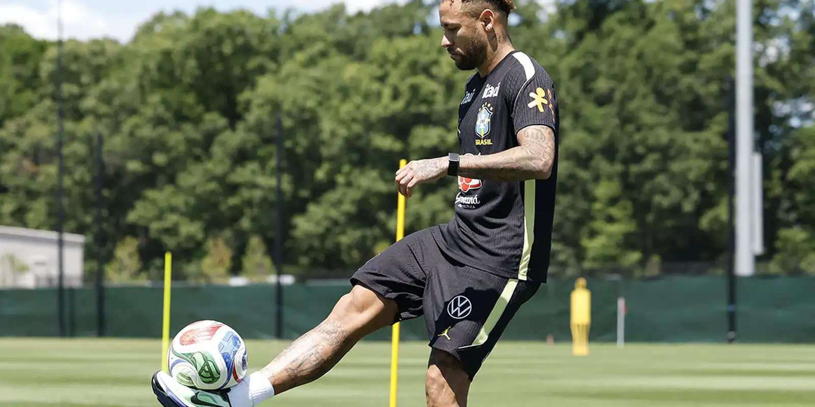 Neymar agita treinos da seleção antes de jogo contra o Haiti