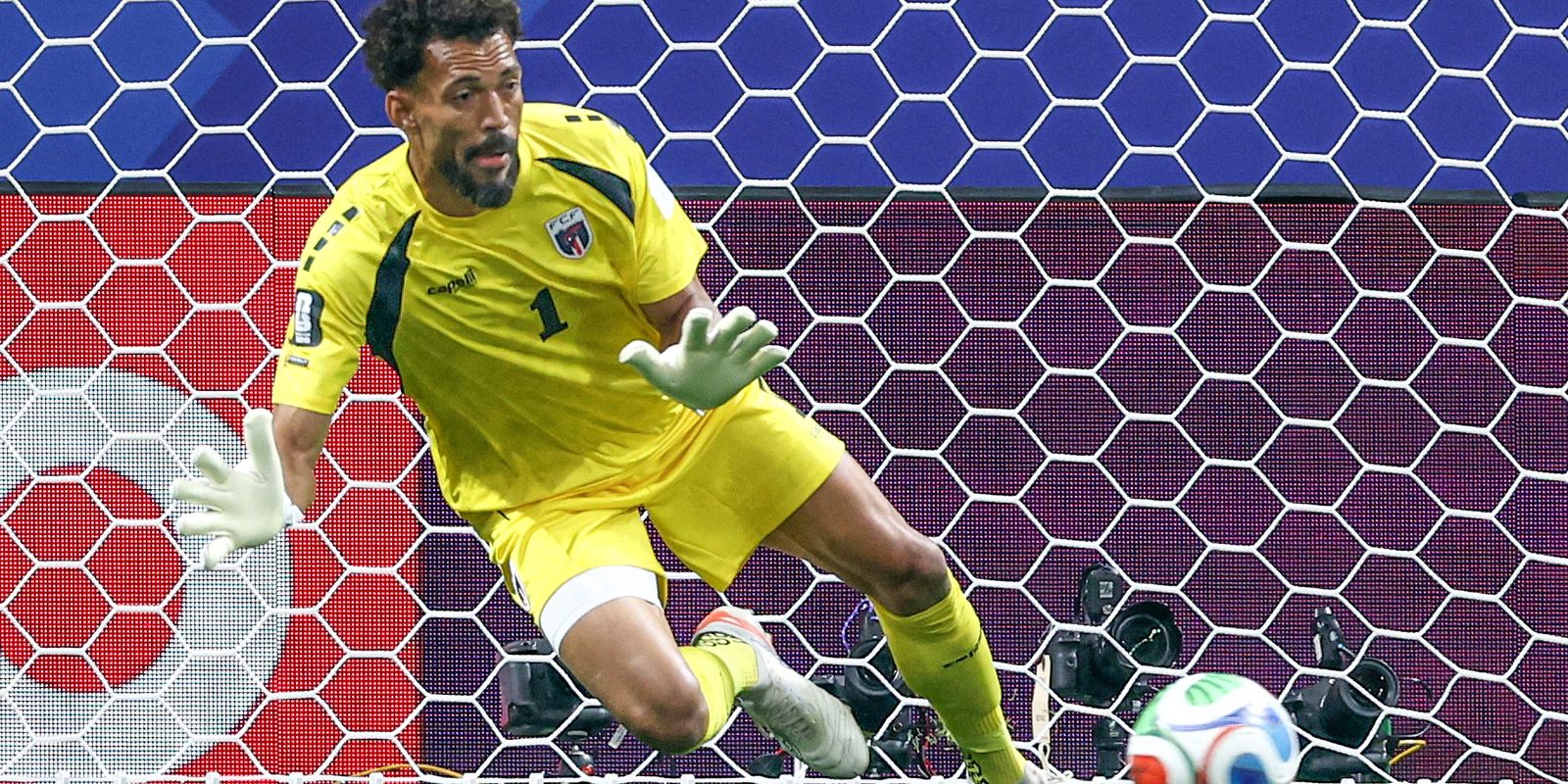 Vozinha, goleiro de Cabo Verde, enfrenta Uruguai após virar celebridade na Copa
