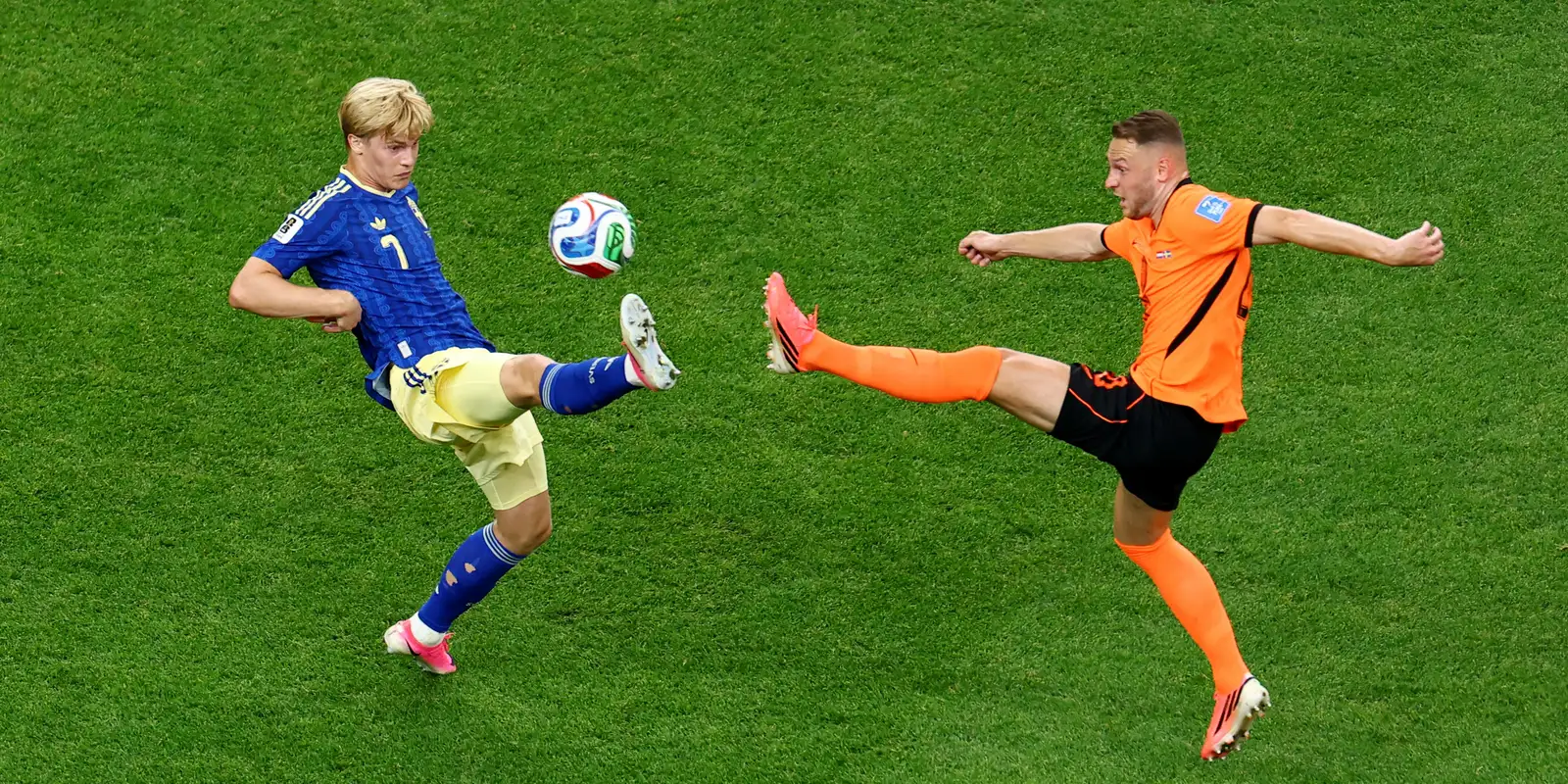 Holanda aplica goleada de 5 a 1 na Suécia e assume a liderança do grupo F