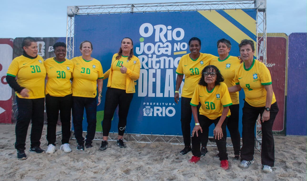 Pioneiras do futebol feminino animam Copacabana em evento pelo Mundial