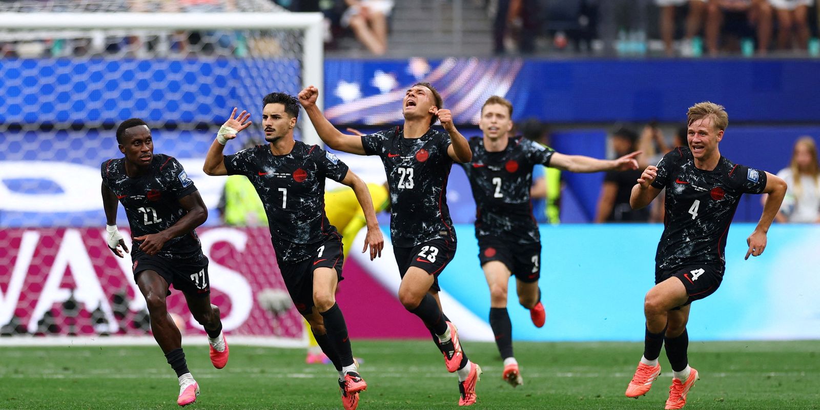 Canadá avança às oitavas da Copa do Mundo com gol dramático no fim