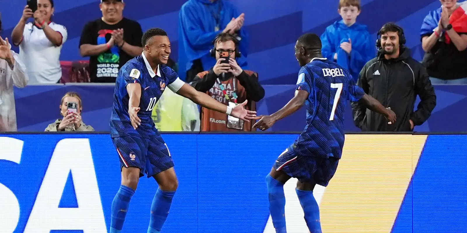 Mbappé brilha e França goleia Iraque após tempestade em jogo da Copa do Mundo