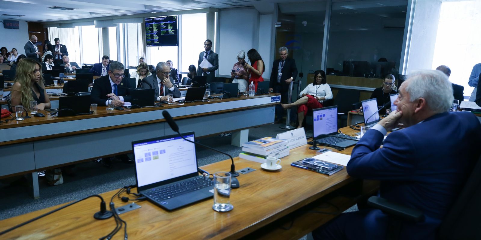 Fim da escala 6×1: Senadores definem ritmo de votação da PEC nesta semana