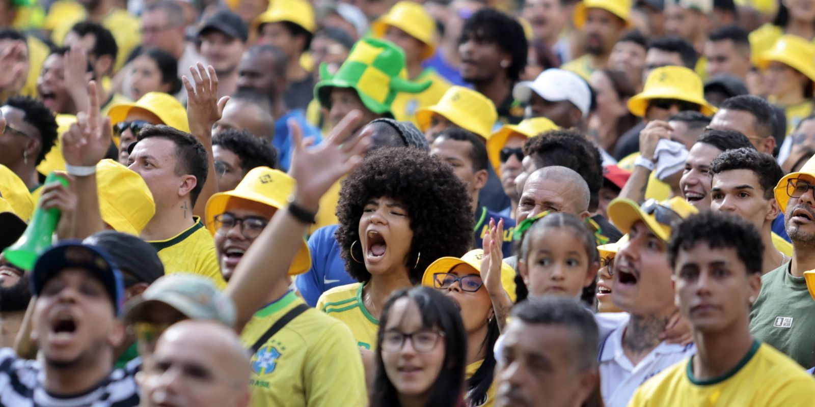 Vale do Anhangabaú explode em festa com milhares de torcedores na Copa do Mundo