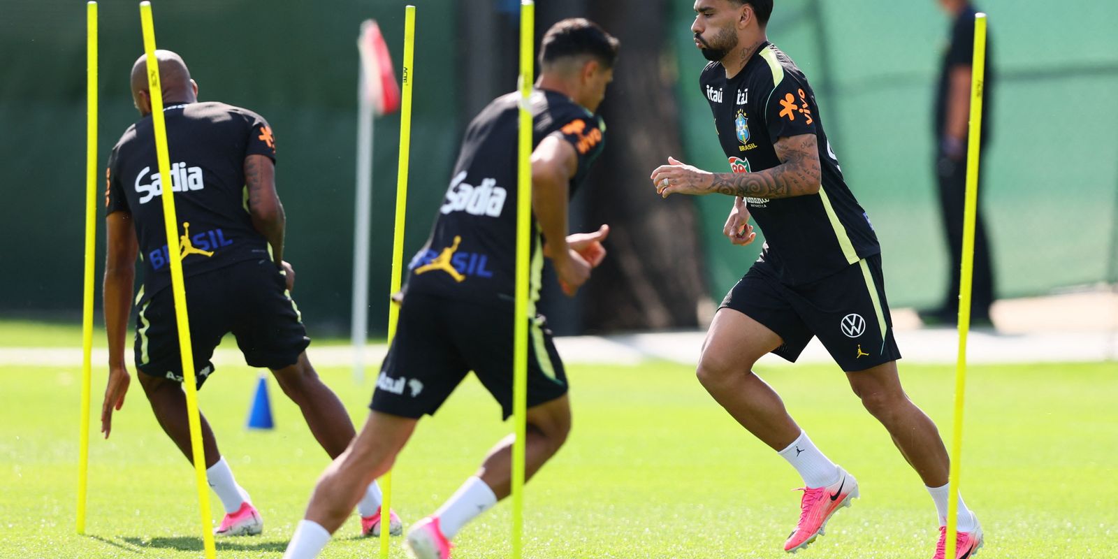 Seleção brasileira se prepara para o Haiti com desfalques e mistérios na escalação