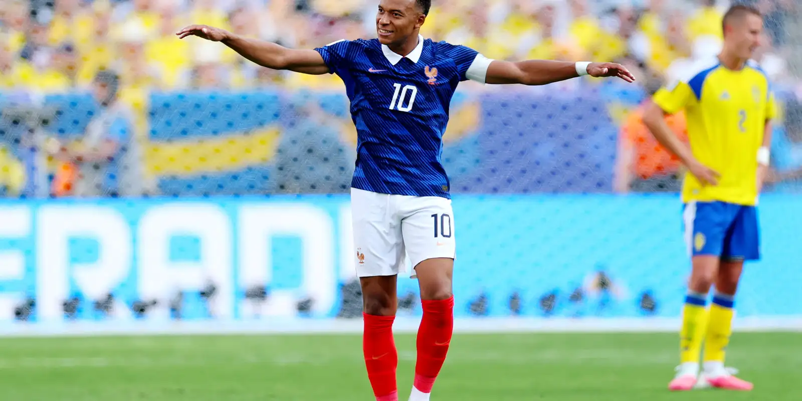 Mbappé brilha com dois gols e França avança às oitavas da Copa do Mundo