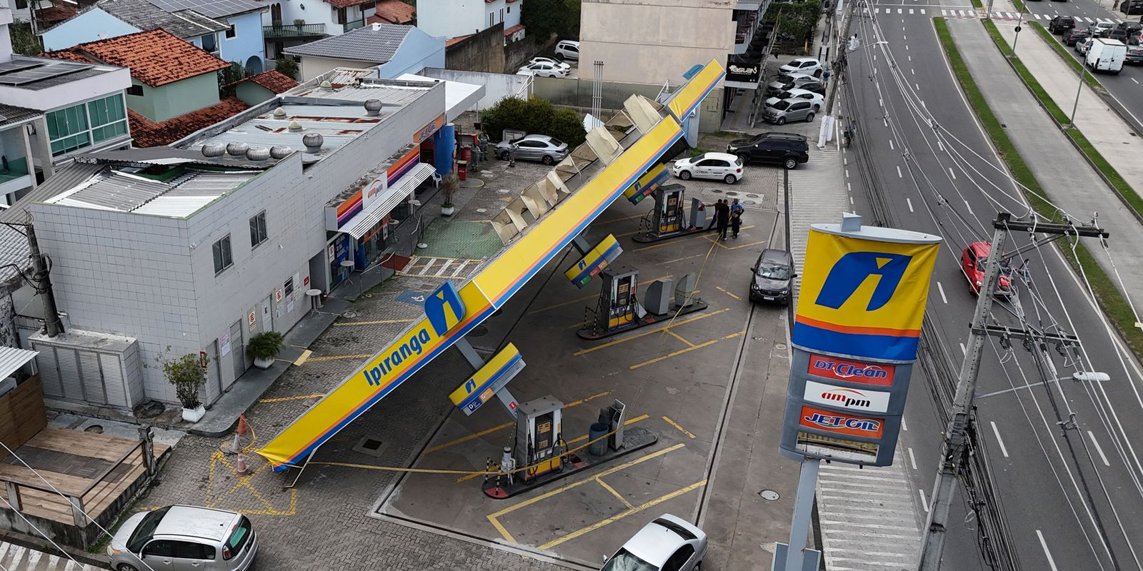 Choque elétrico mata 3 e deixa mulher gravemente ferida no Rio após ventania