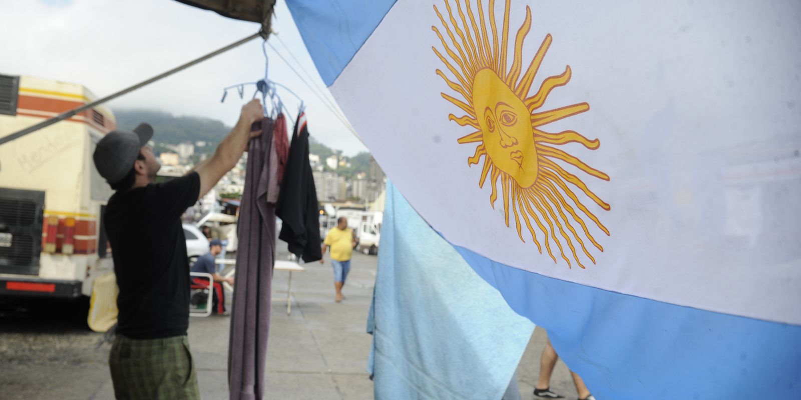 Pesquisa revela cenário alarmante: quase metade dos jovens argentinos vive em vulnerabilidade social