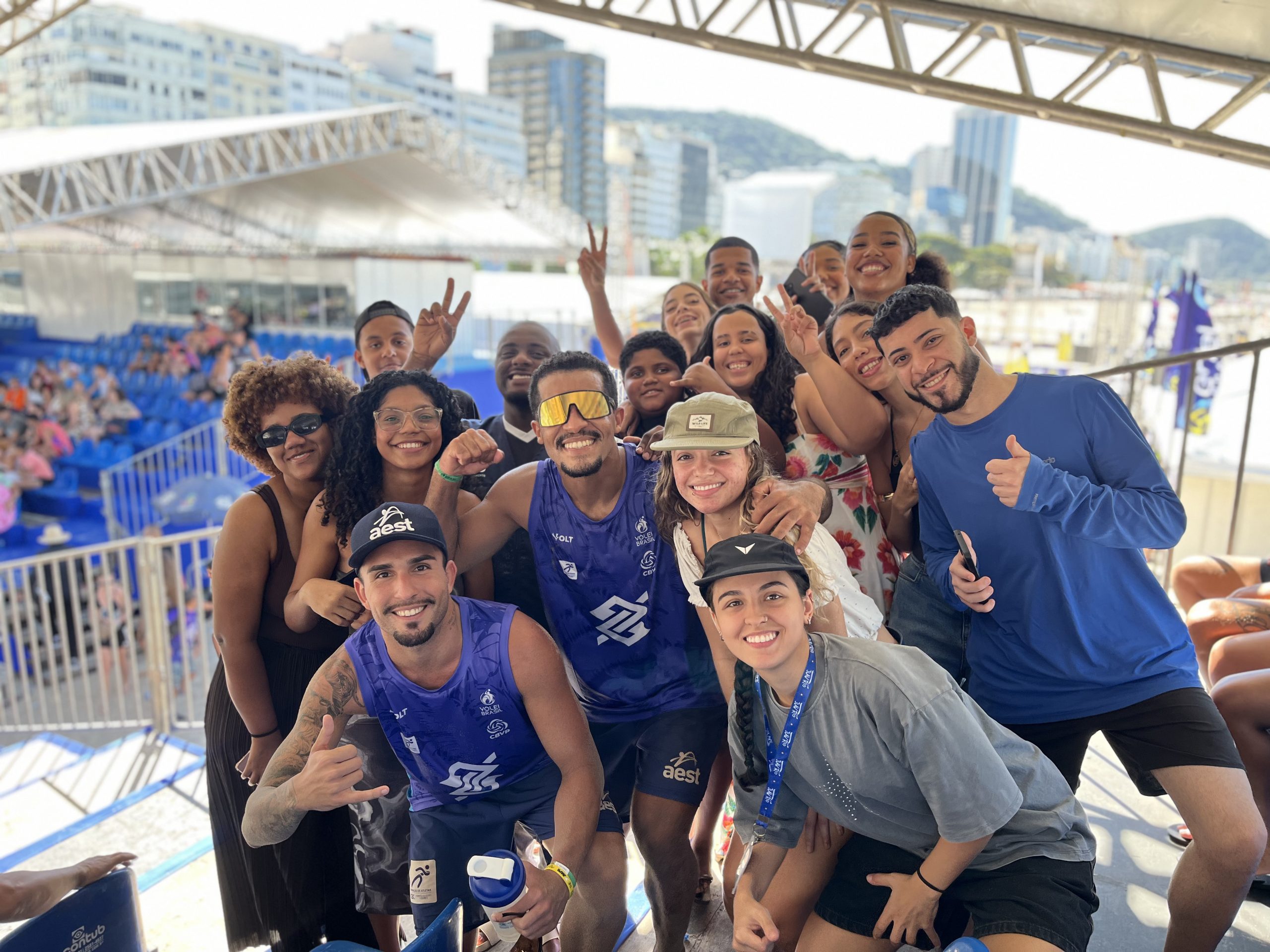 Dia de campeões: 90 jovens cariocas viveram a emoção do vôlei de praia em Copacabana