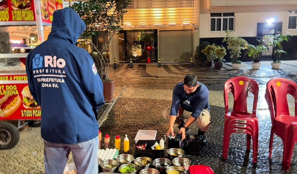 Megaoperação em Copacabana remove entulho e descarta 80 kg de alimentos impróprios