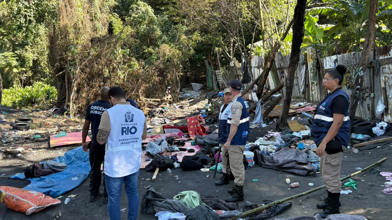 Praça Seca: operação de ordenamento apreende mais de 30 objetos perigosos e desmonta barracas