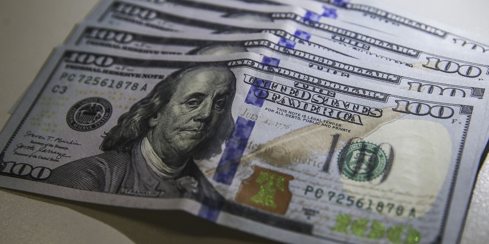 Dólar termina semana em queda, mas bolsa recua com petróleo em baixa