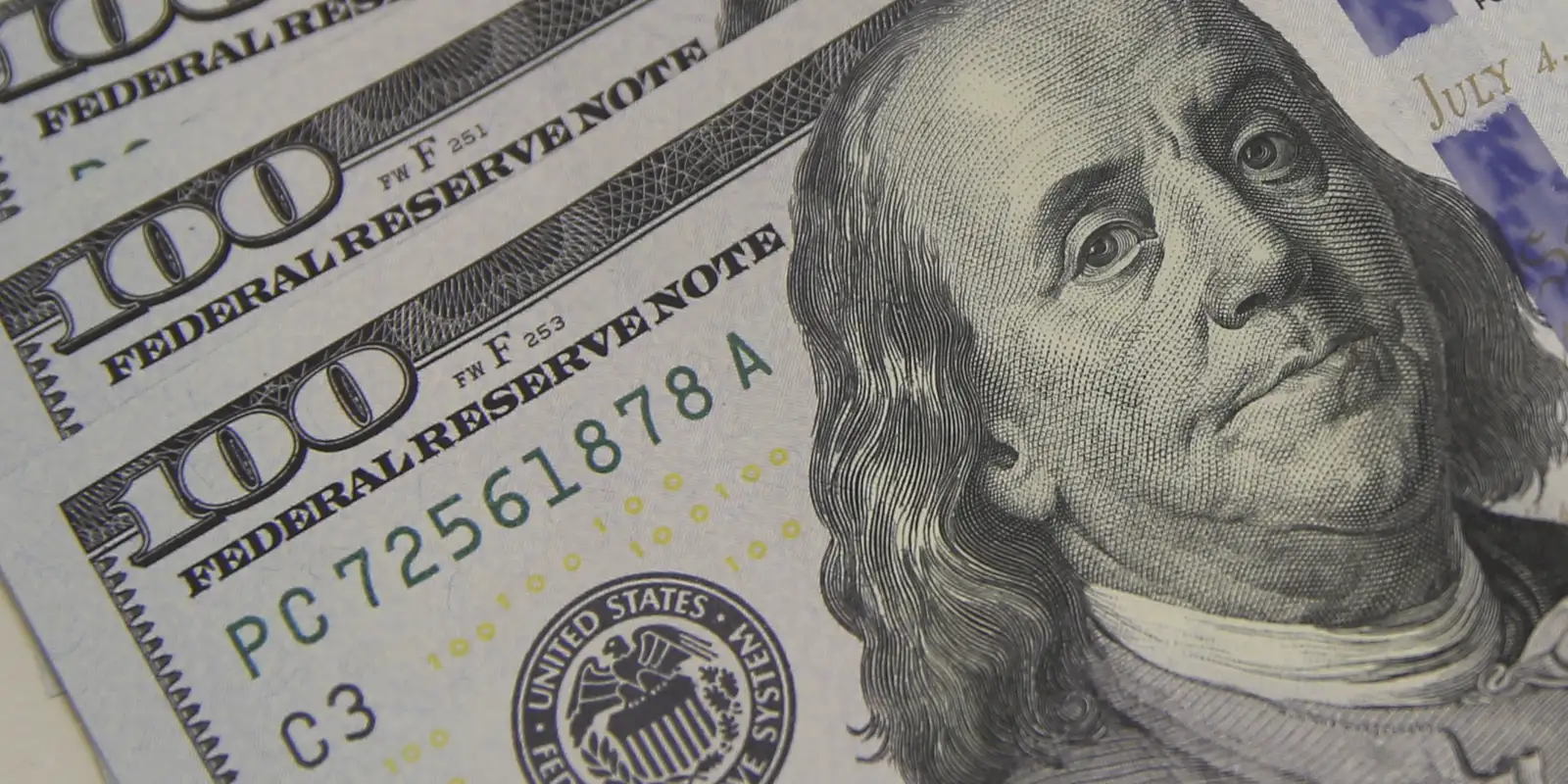 Dólar despenca e atinge menor valor em quase dois meses: entenda o que mudou!