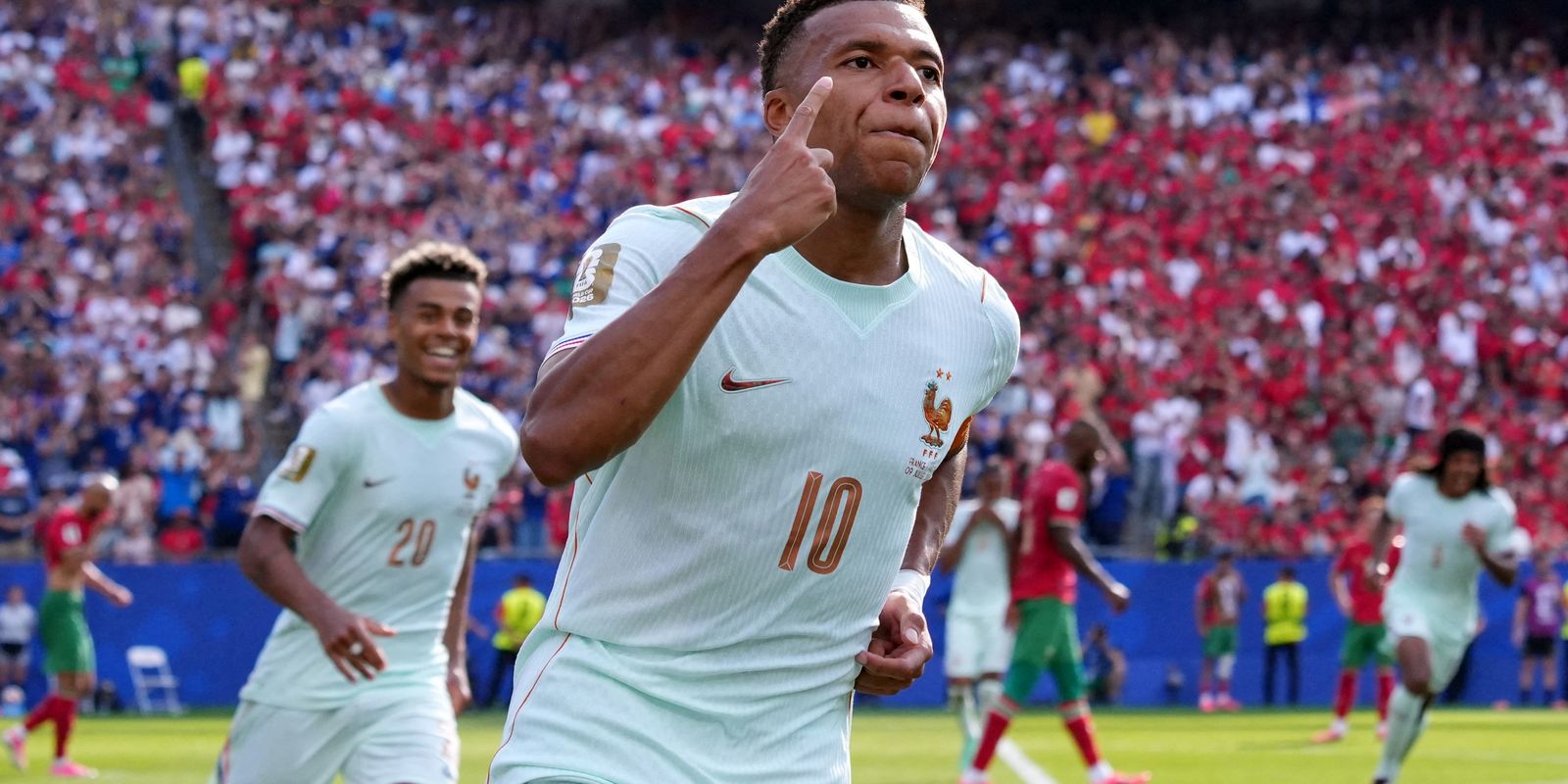França bate Marrocos por 2 a 0 e é a primeira semifinalista da Copa do Mundo