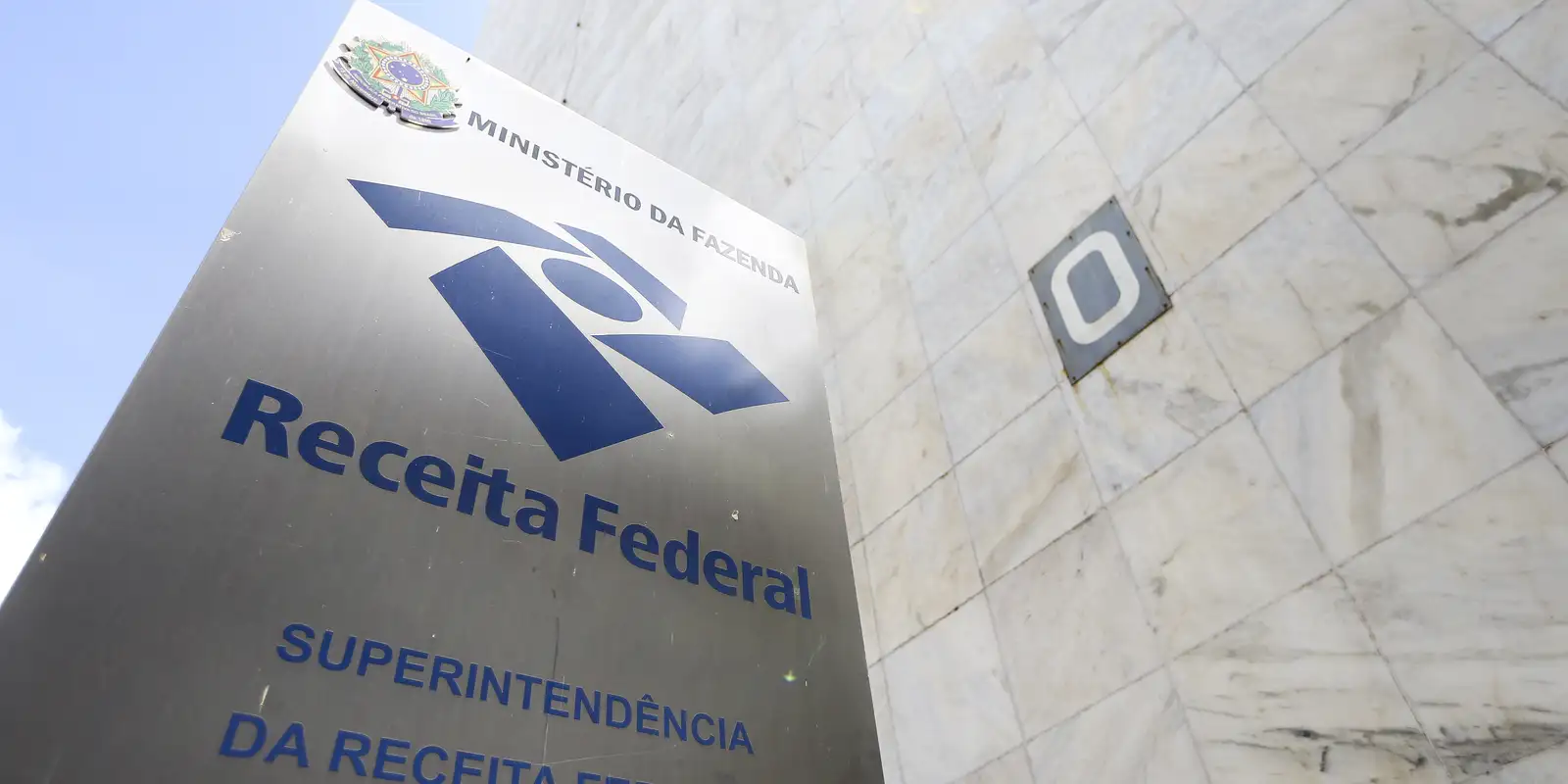 Receita Federal adiciona 17 empresas à lista de devedores contumazes: veja as restrições e como evitar